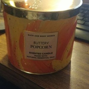 BATH & BODY WORKS 3 WICK CANDLE IN BUTTERY POPCORN